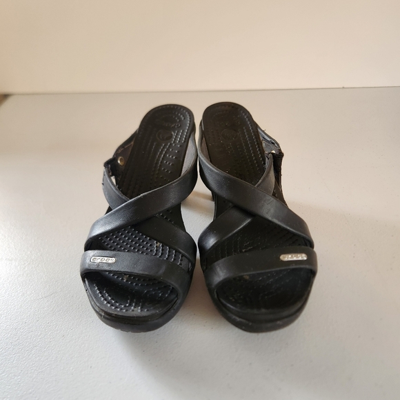 Crocs Cyprus V Sandal Size 5 Block Heel Mule Black Rubber Strappy Heels Shoes - Picture 2 of 7